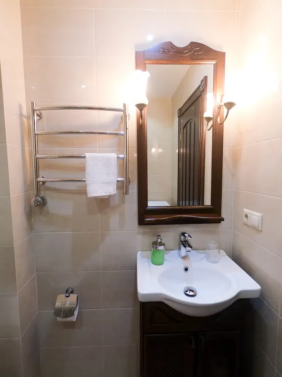 Двухэтажный дом с видом на горы