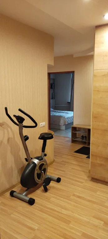 Просторная квартира с большим балконом, в центре города