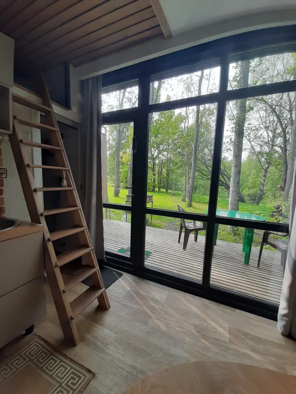 Дом на склоне холма у реки