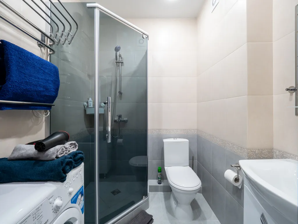 Студия в серо-синих тонах на тихой улочке