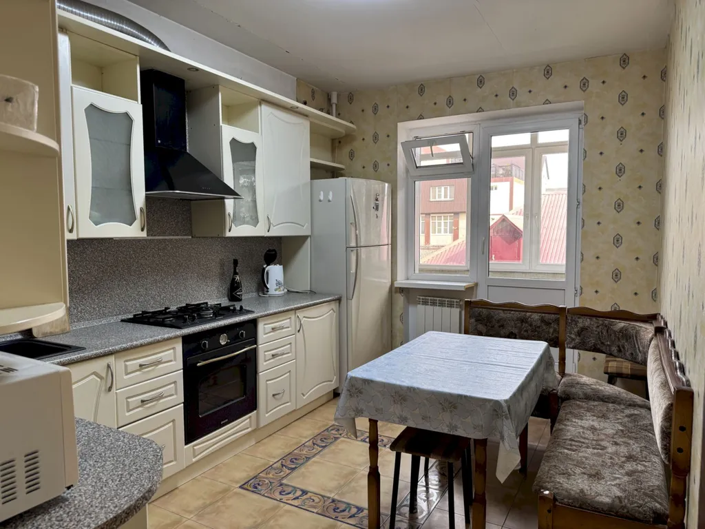 Квартира Четырёхкомнатная квартира в центре с балконом – 7 минут до моря — Геленджик