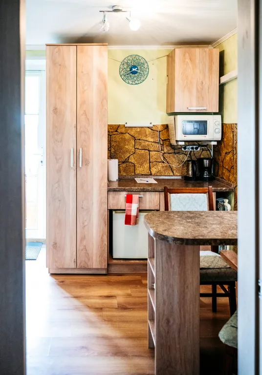 Часть дома с балконом