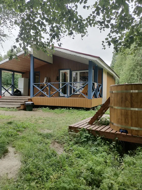 Дом прямо на берегу Беломоро-Балтийского канала "Дикая клюква"