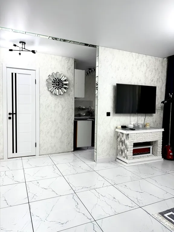 Новый дом в центре города. Елка и сервировка есть