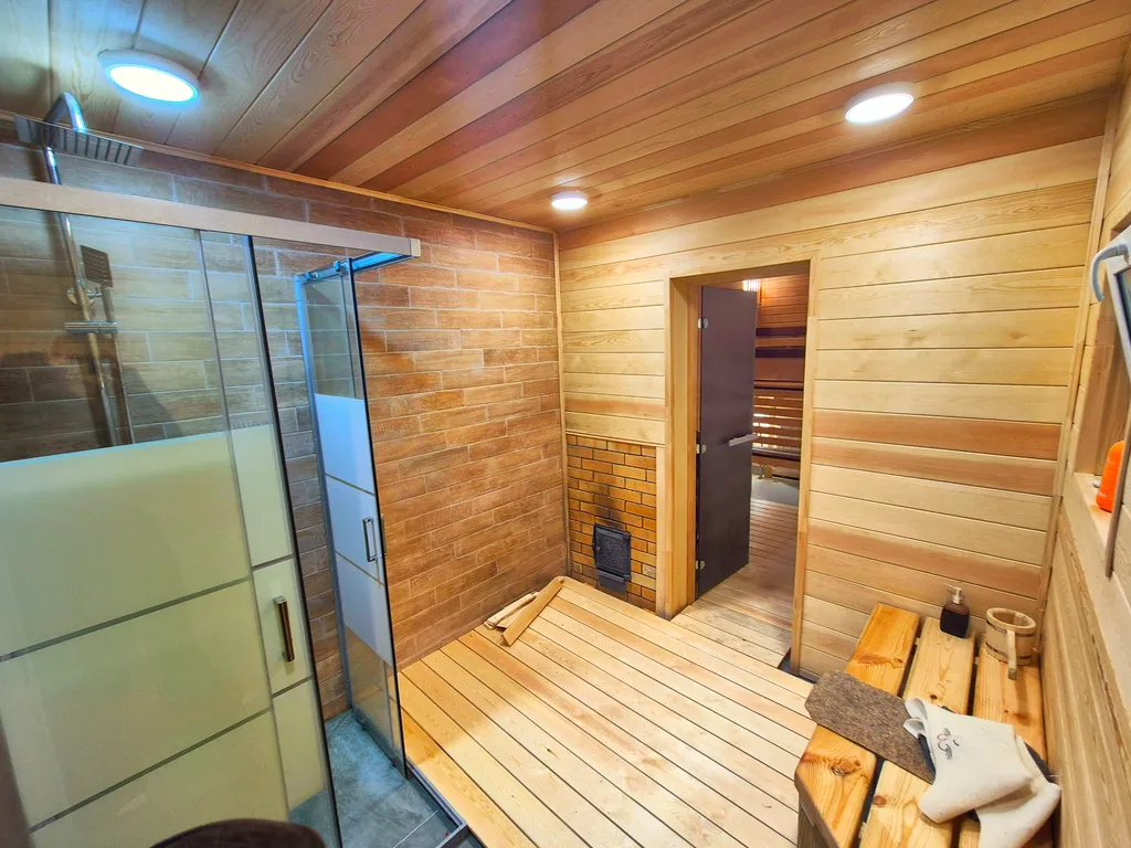 Дом с баней и бассейном