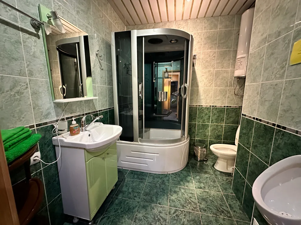 С собственной внешней ванной комнатой