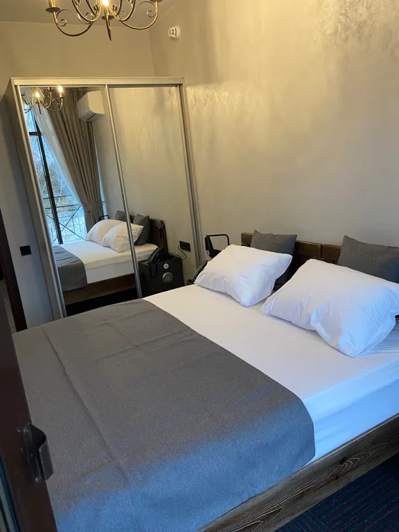 Апартаменты на горнолыжном курорте Солнечная Долина с видом на озеро