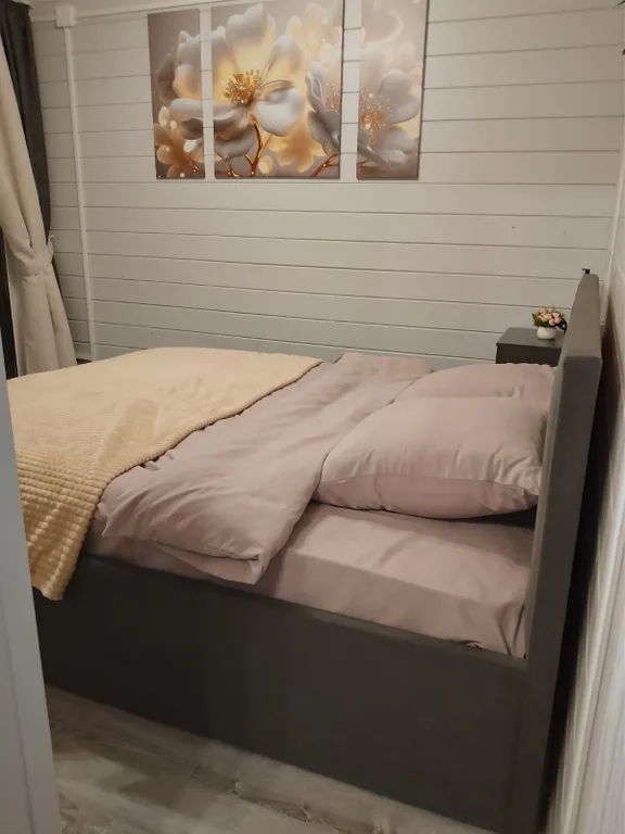 Двухкомнатный дом у лесной полосы