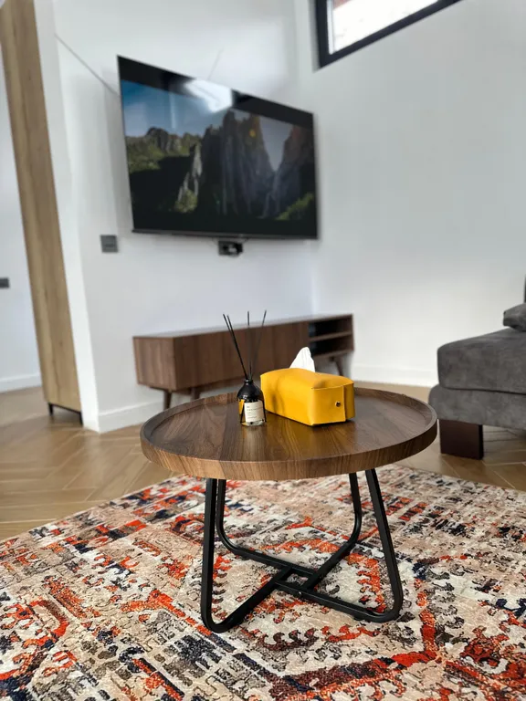 Новый коттедж с витражными окнами в центре