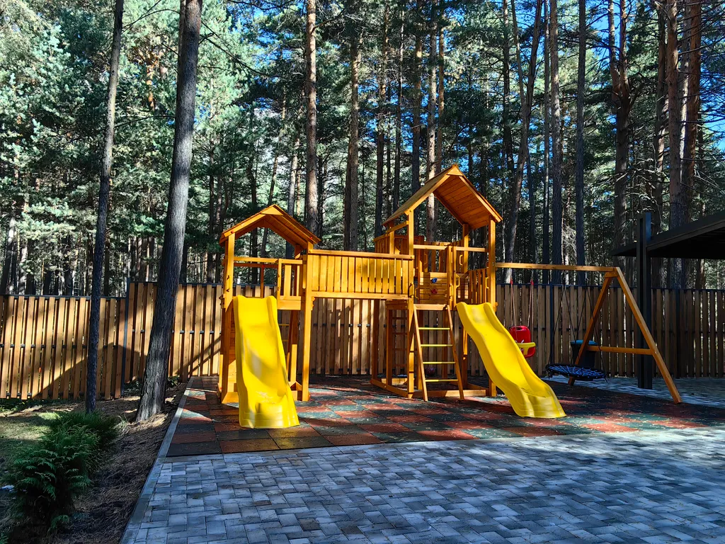 Комфортные номера с витражными окнами и балконом