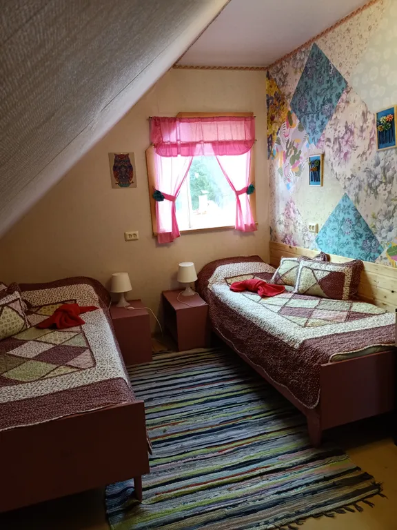 Уютный дом у пруда