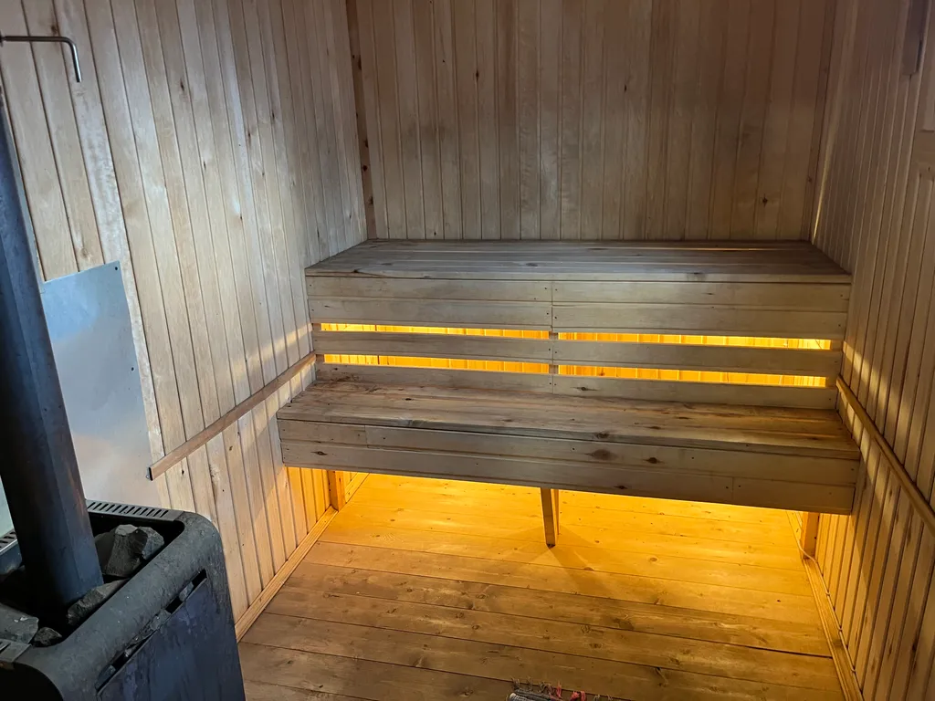 Загородный дом с баней в километре от прекрасного города