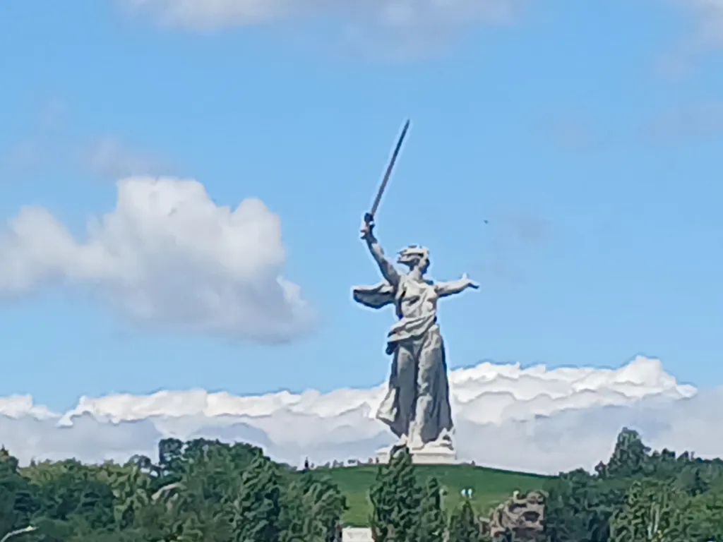 Жизнь с видом реку: огромная лоджия с панорамным остеклением в пол!