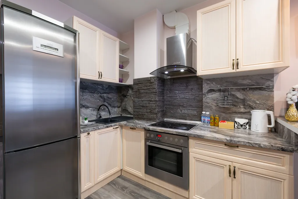 Яркая квартира с видом на заснеженные ветви и искрящийся снег