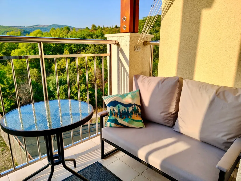 Квартира с видом на бассейн и горы