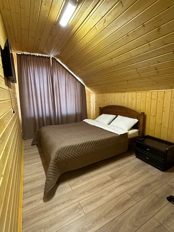 Баня на дровах на берегу озера