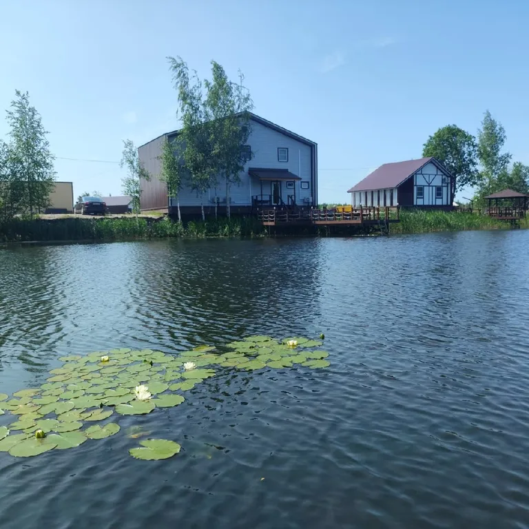 Дом отдыха на берегу озера