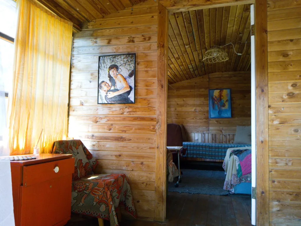 Деревенский домик на берегу озера