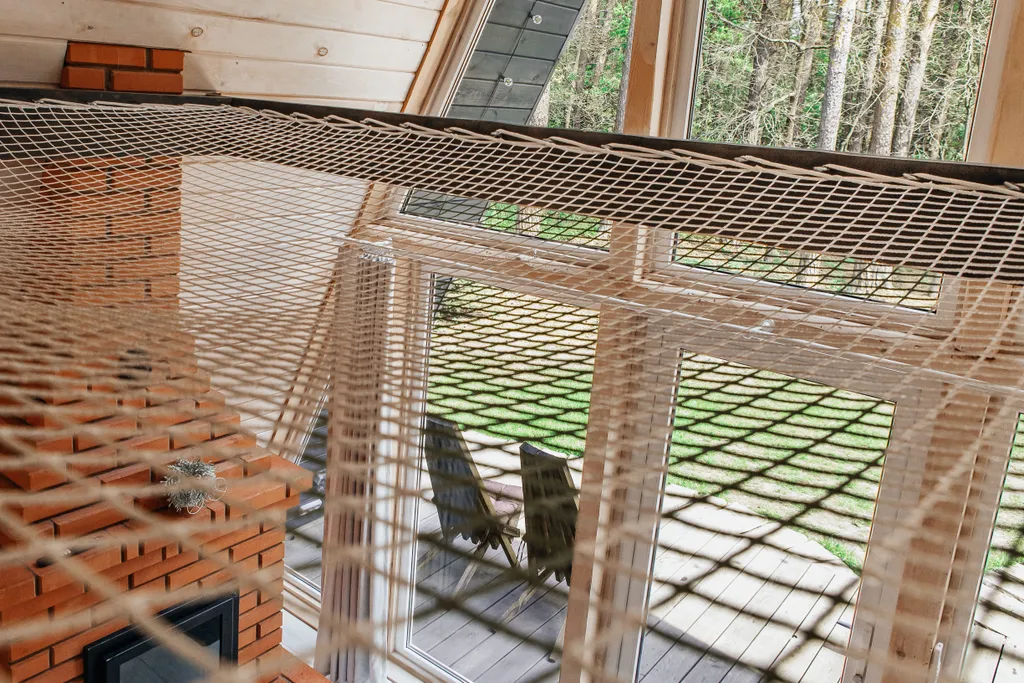 Треугольный дом в лесу Gray