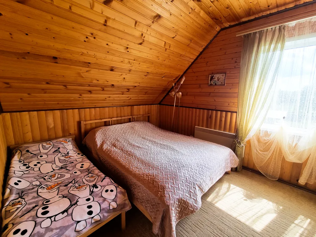 Дом с детской площадкой и видом на озеро