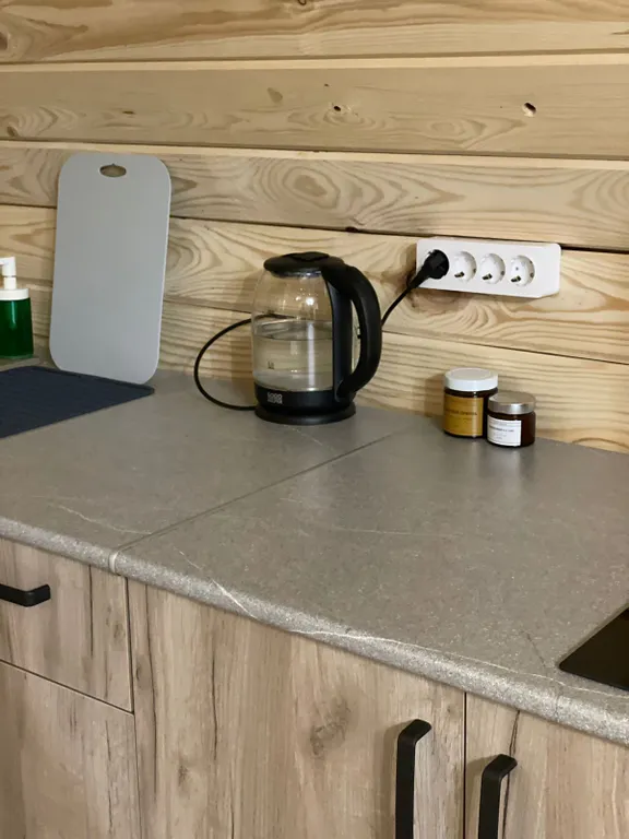 Уютный дом у ручья