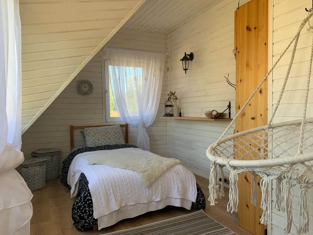 Дом на берегу озера с собственной конюшней