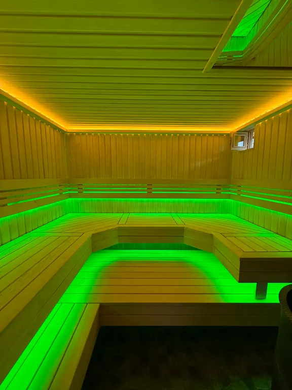 Дом с теплым бассейном и баней для загородного отдыха Южная Резиденция