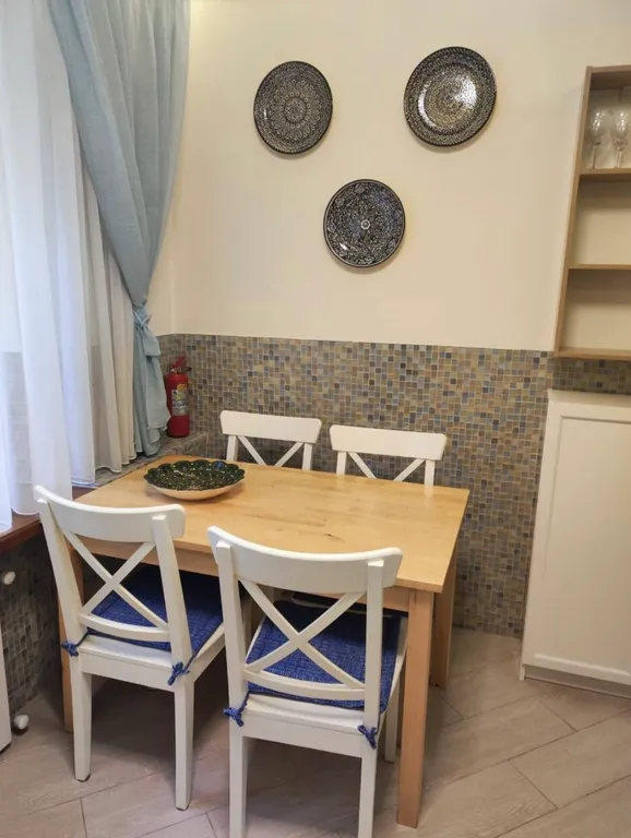 Самый центр, у театра с видом на парк