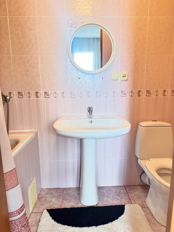 С бассейном рядом с морем