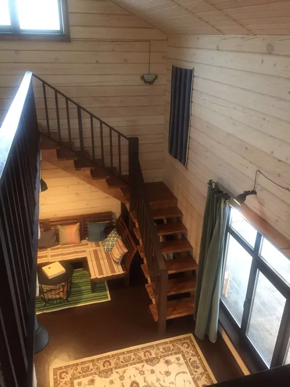 Деревянный дом у озера