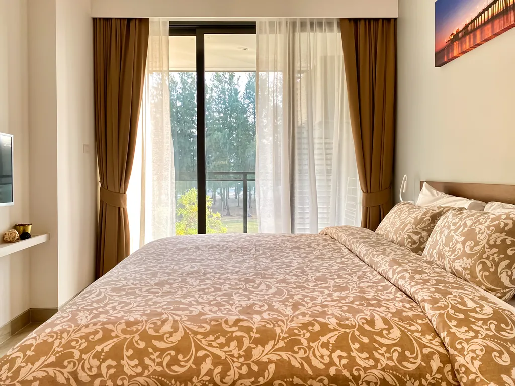 Две спальни с видом на озеро и море