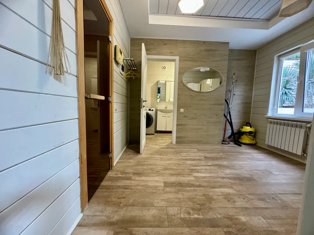 Дом с бассейном и баней у моря