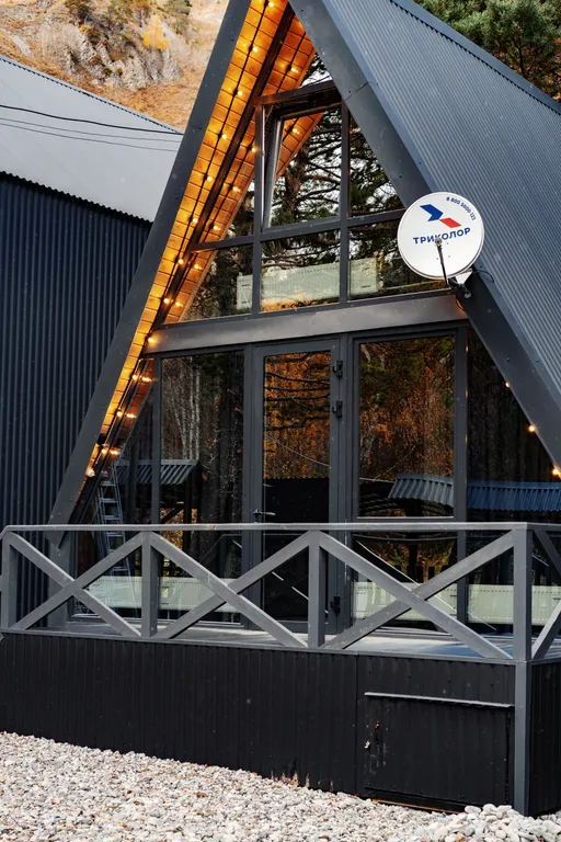 Двухэтажный A-frame домик у реки Гарабаши с видом на горы