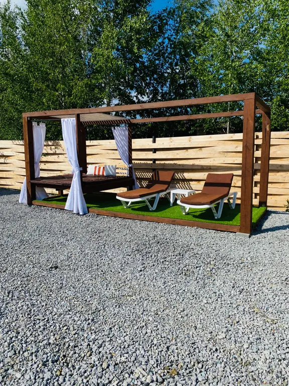 Домик вблизи озера