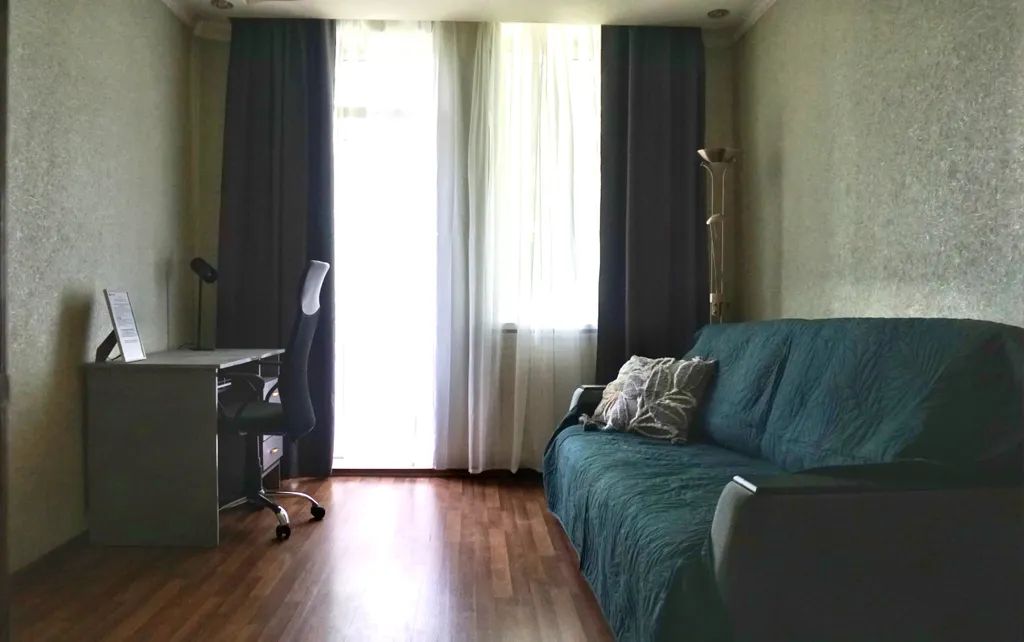 Трешка с изолированными спальнями в центре