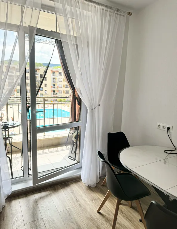 Шикарная квартира с прекрасным видом на бассейны и можжевеловые горы