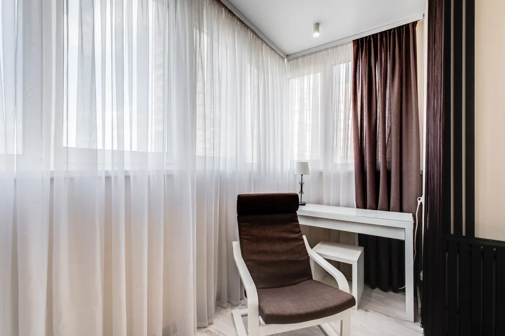 Элегантная квартира со стильной мебелью и уютной обстановкой