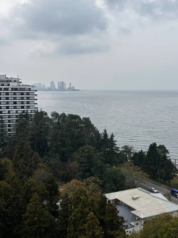 Просторная студия с двумя балконами на море и горы