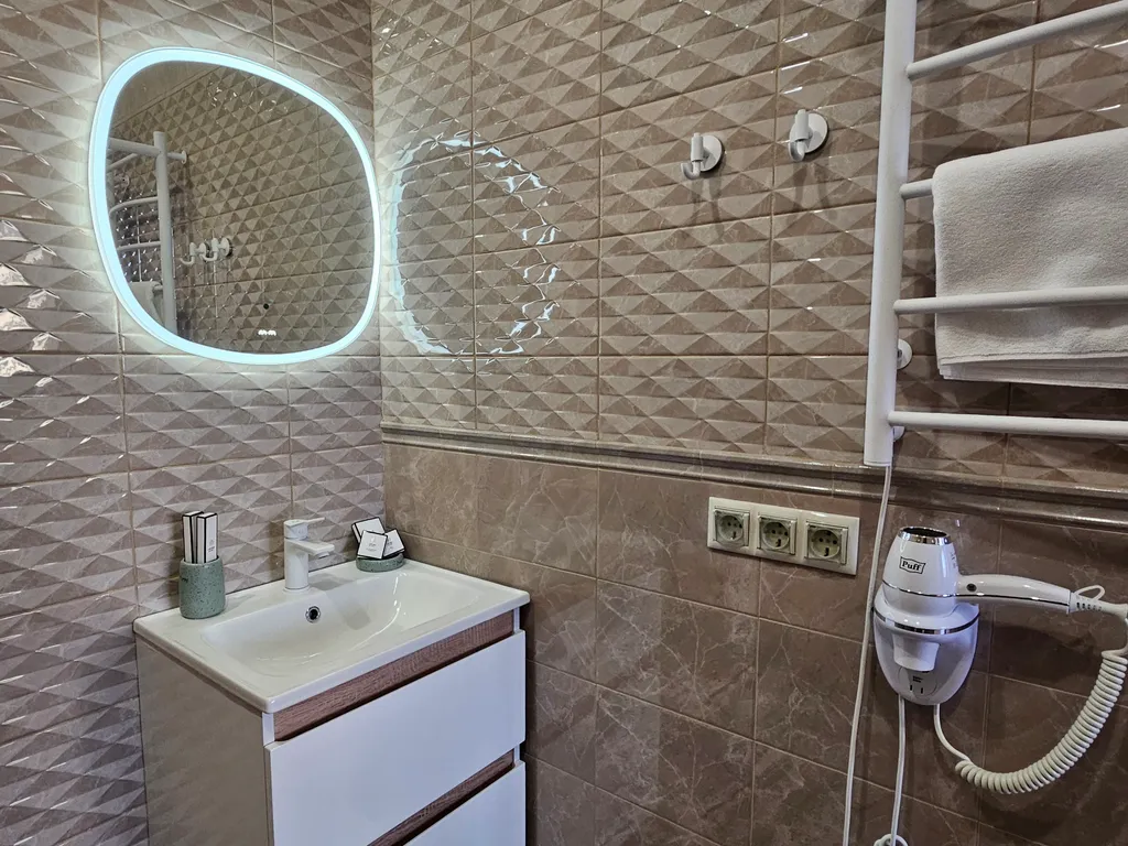 Номер люкс с балконом и видом на море в отеле атлас