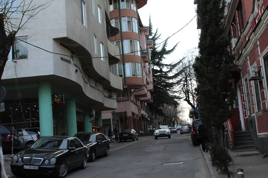 Трехкомнатная квартира с верандой в центре города