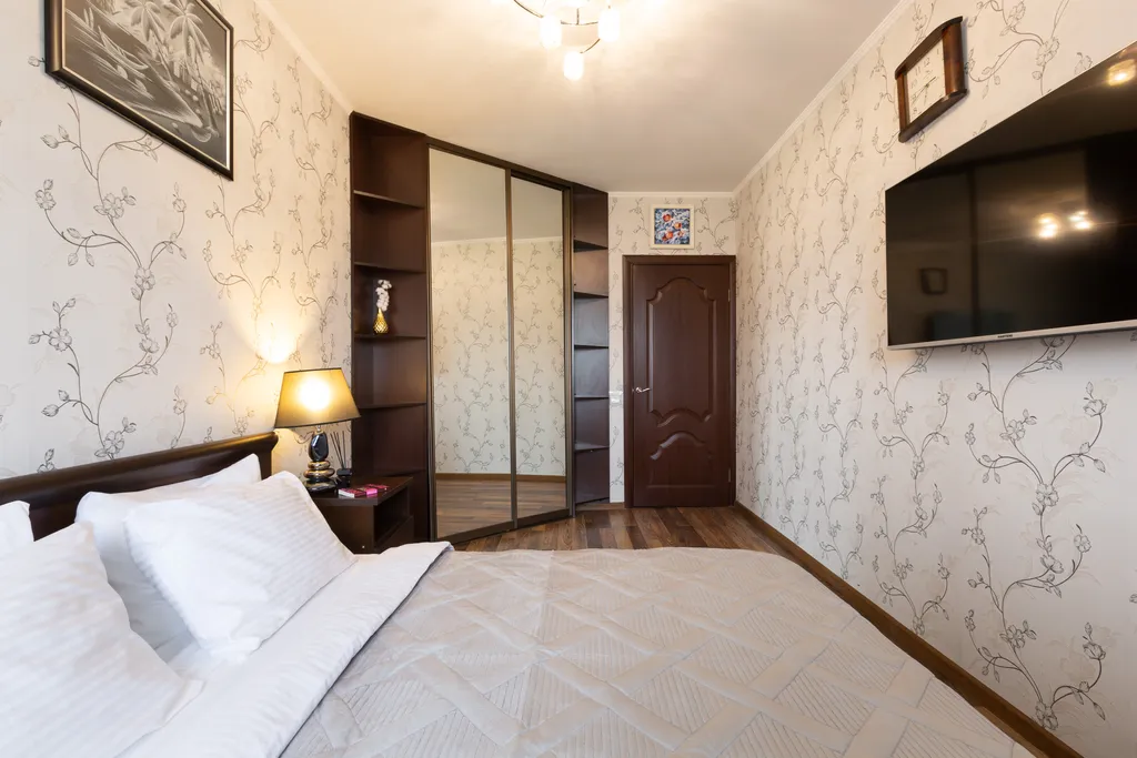 Рядом живописный пруд для зимних прогулок