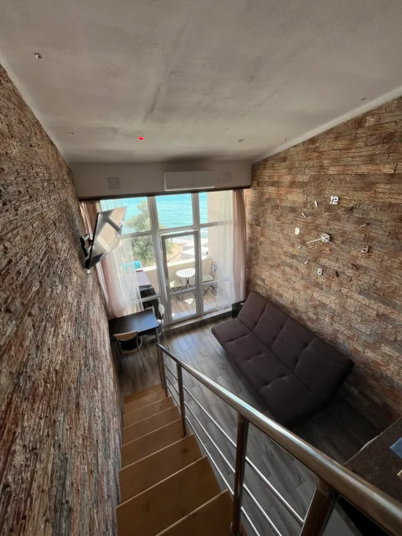 Двухуровневая студия с видом на море