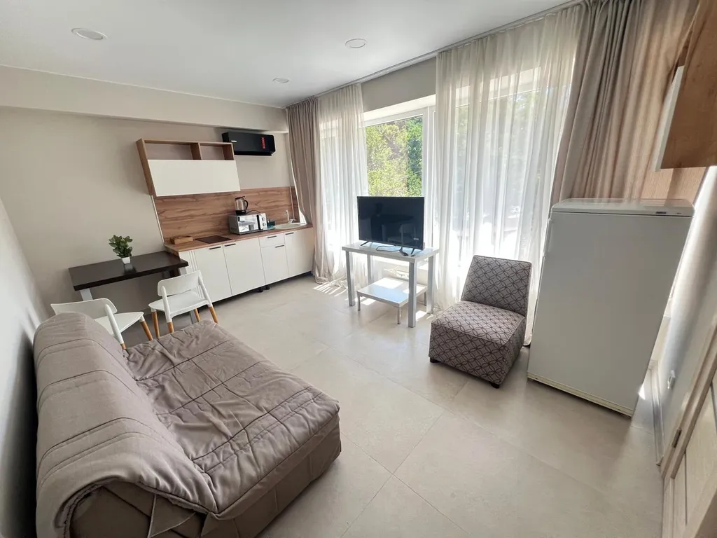 Квартира с бассейном на территории