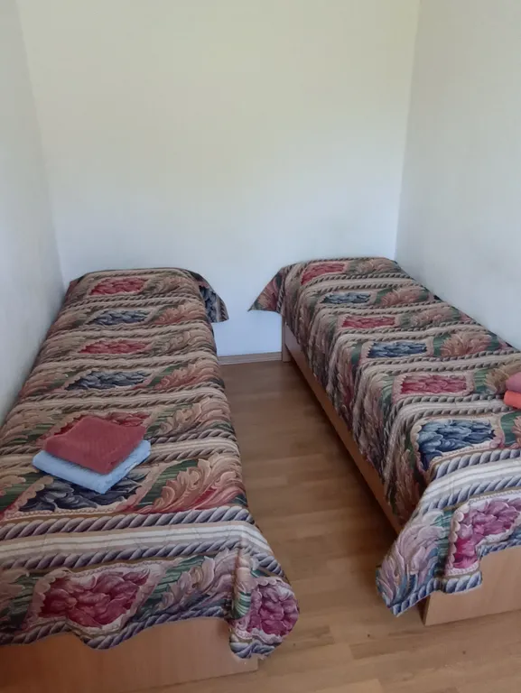 Квартира Квартира 2-х кв. в коттедже, закрытая парковка, центральная часть города — Калининград