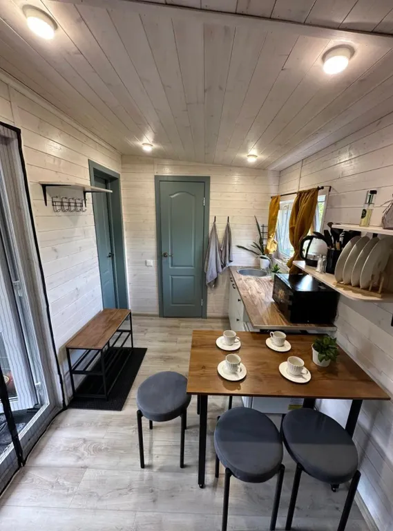 Атмосферный домик вдали от городской суеты