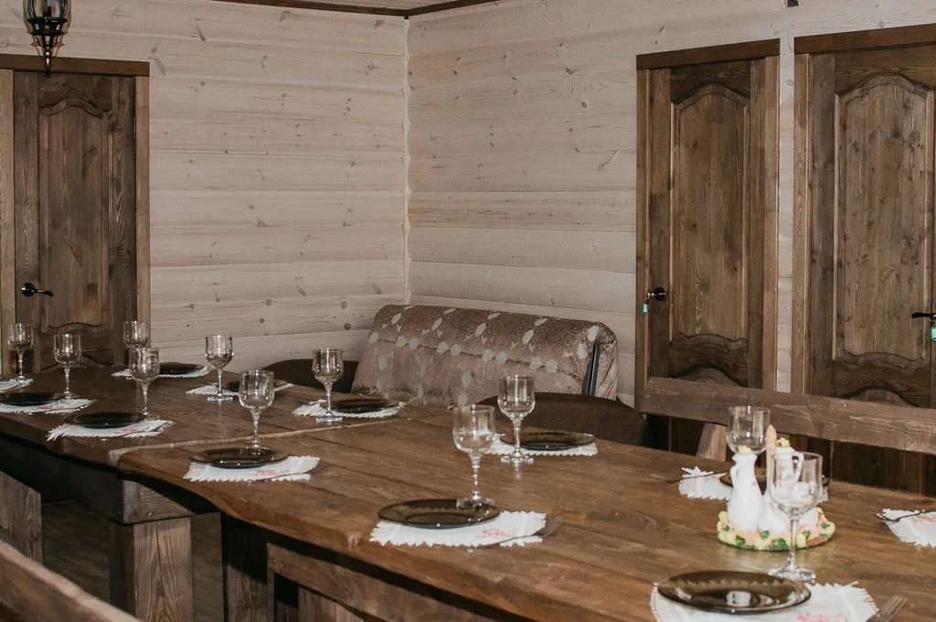 Дом в лесу на берегу реки Пра