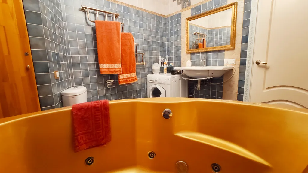 Квартира с золотой джакузи и камином