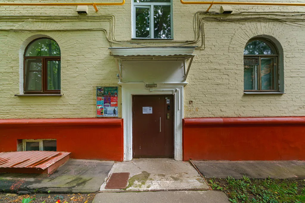 Большая комната с персональным компьютером