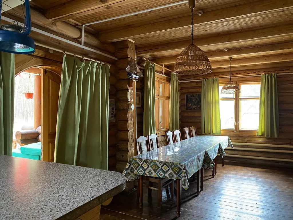 Двухспальные. С двумя раздельными кроватями. Душ и туалет рядом. Лес.