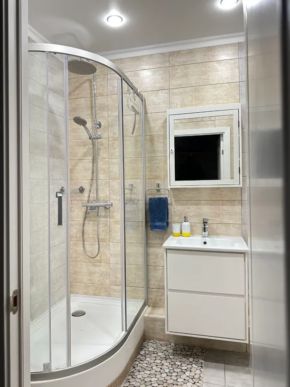 Уютные апартаменты на берегу моря с видом на лес